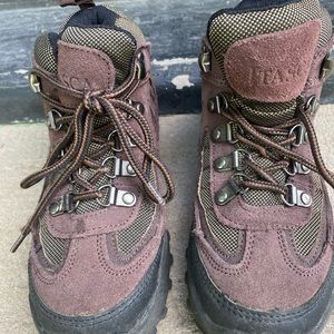 Size 1 kids hiking boots